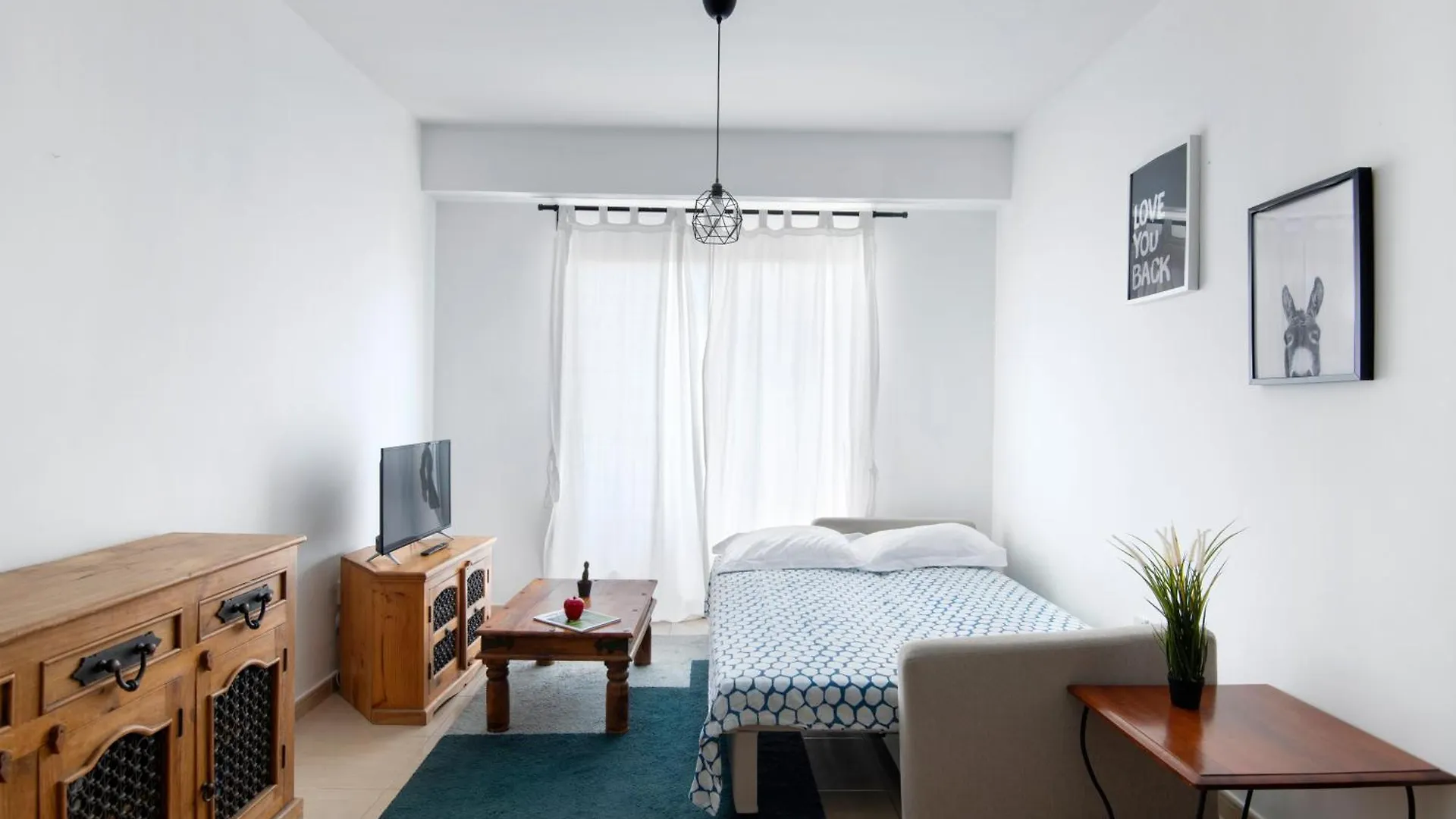 Welcome! Perfect Location-City Center Larnaca Lägenhet